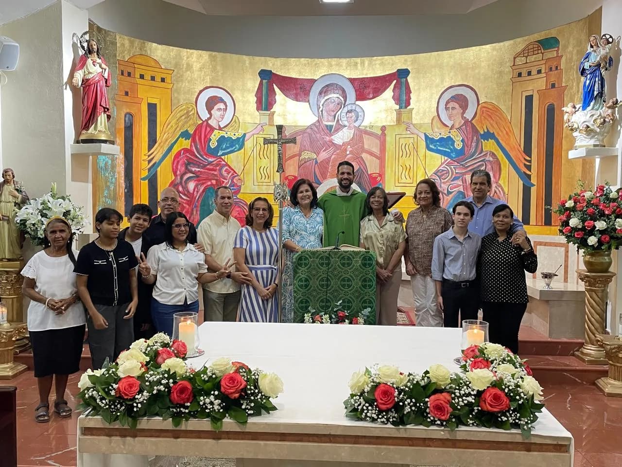 Foto grupal de las familias reunidas durante la Eucaristía del Grupo 129